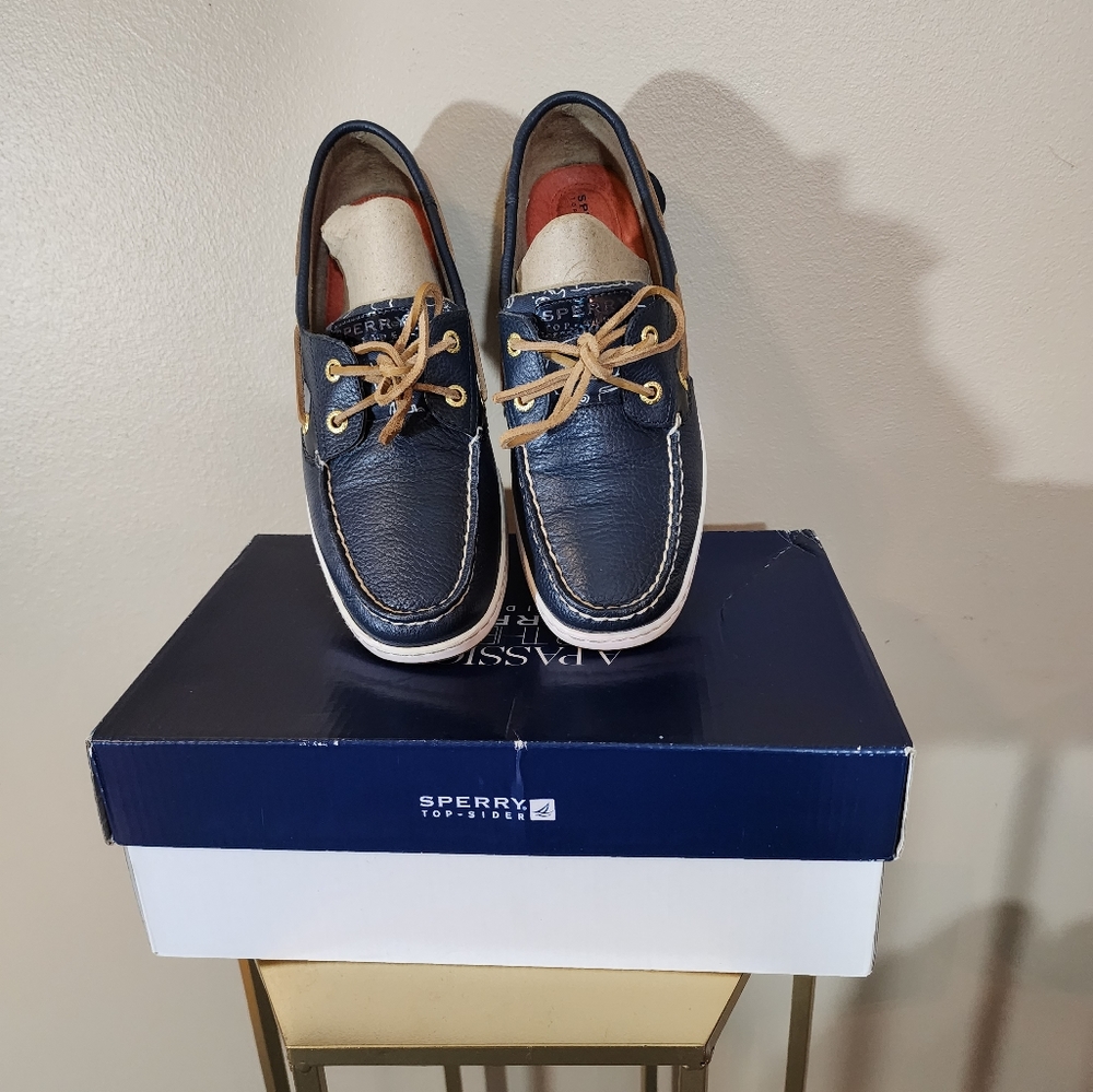 Sperry Navy Boat shoes: size 8